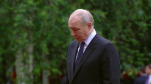 Владимир Путин возложил цветы к Могиле Неизвестного Солдата и стелам городов-героев.