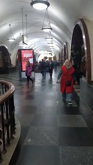 Станция метро Площадь Революции интерьер пассажиры поезда Москва Фрагмент 7