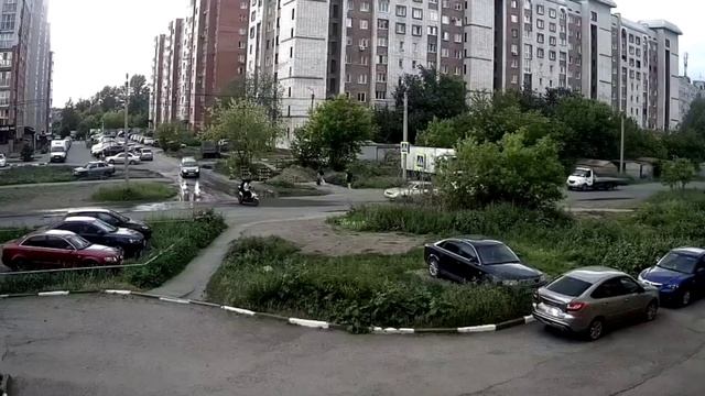 Момент аварии на улице Малиновского в Омске