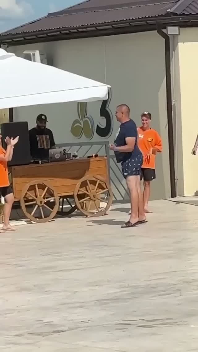 Когда добрался к морю на отдых.