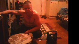 тренировка пресса дома с гантелями