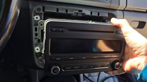 Снять штатную магнитолу Skoda Fabia MK2