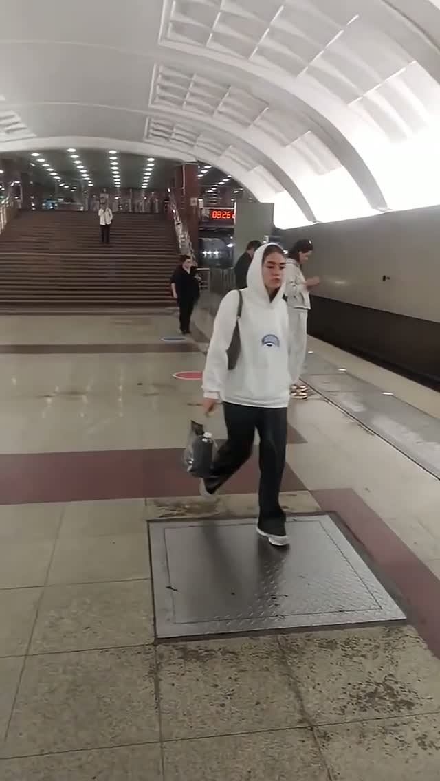 Станция метро Митино, Москва интерьер, пассажиры, поезда Фрагмент 2