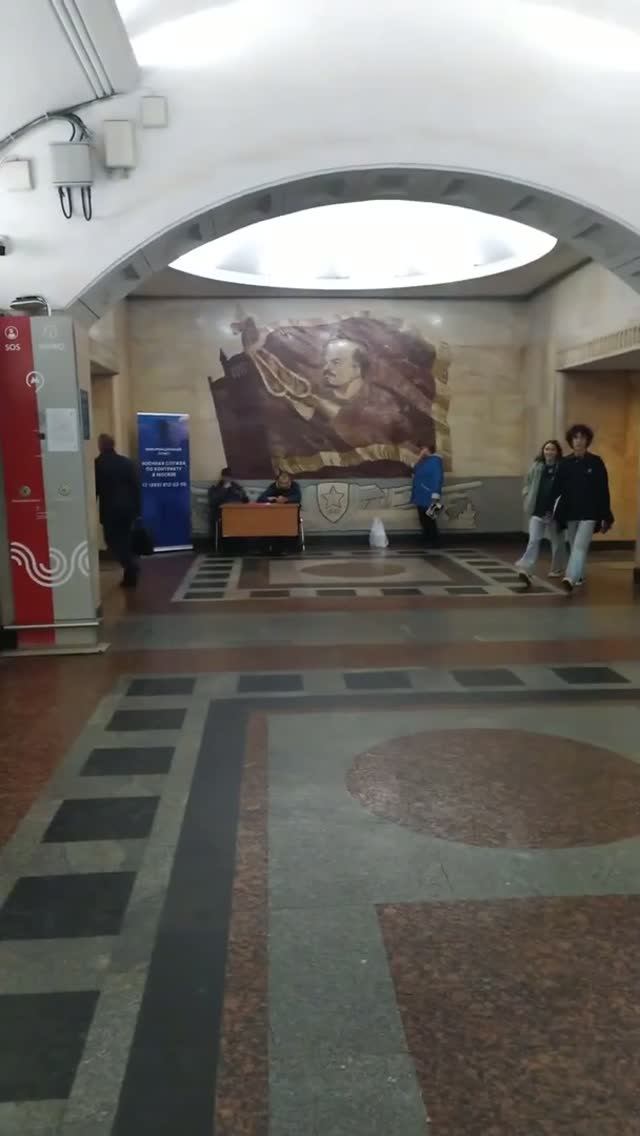 Станция метро Бауманская интерьер пассажиры поезда Москва Фрагмент 7