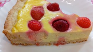 Пирог с творогом и клубникой.