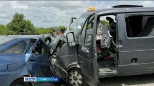 Серьезная авария на Ставрополье: столкнулись легковой автомобиль и пассажирская маршрутка