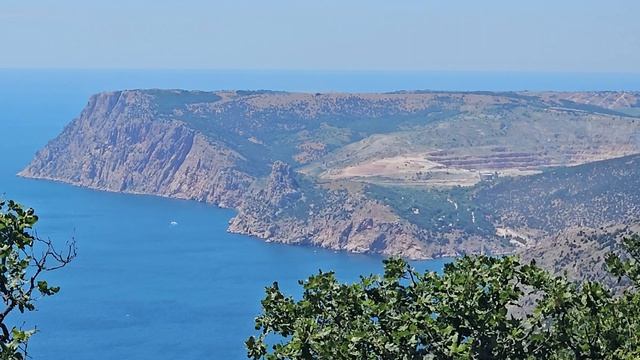 Хребет Гаруш - 1. Вид на балаклавское побережье, скалу Мытилино сверху.