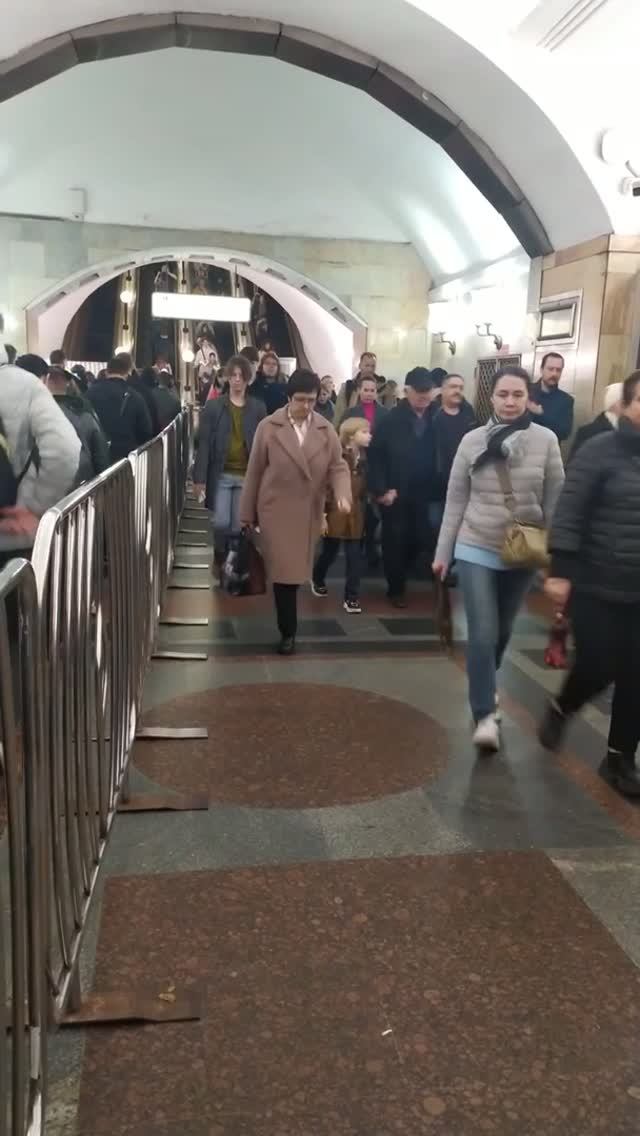 Станция метро Бауманская интерьер пассажиры поезда Москва Фрагмент 2