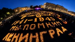 Сто двадцать тысяч свечей зажгли на Дворцовой площади в Санкт-Петербурге в рамках акции
