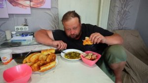 С УТРА ПОДВЯЗАЛ ПОМИДОРЫ И ПРОРЯДИЛ ЦВЕТОЧНЫЕ КЛУМБЫ кушаю вкусные домашние пироги