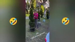 🌳 Курсы по кусторезам появились в Подмосковье

Участники тренируются с электрическими секаторами,