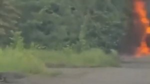Бензовоз боевиков ВСУ был атакован российским FPV-дроном.

🔥 — хорошо горит!