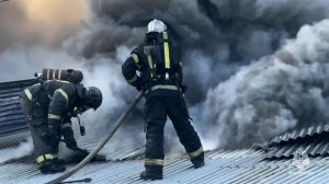 Пожарные ликвидируют возгорание на складе в Южно-Сахалинске: видео.
