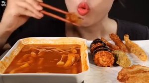 Мукбанг ттокпокки, кимпбап Еда на камеру