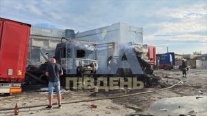 Россия опять сожгла украинские бензовозы на стоянке в Запорожье.Зеленский кажэ ходить пишкы🔥