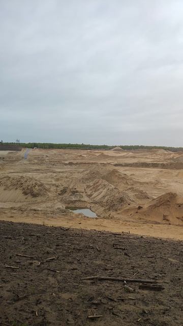 Огромный карьер, добывают песок для строительства скоростной железной дороги Москва-Питер
