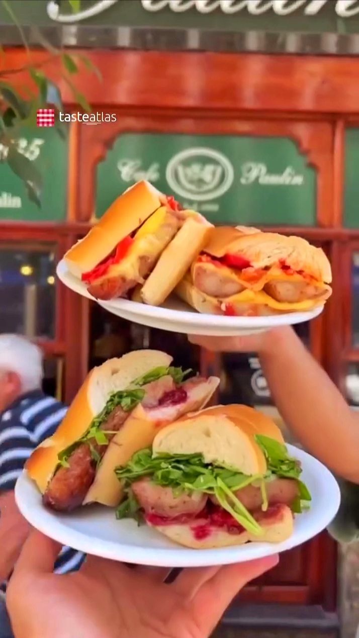 Обычное кафе в Буэнос-Айресе😍🍔