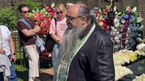 НАРОДНАЯ ЛЮБОВЬ НЕ УМИРАЕТ ! ПОКЛОННИКИ И ДРУЗЬЯ ЮРИЯ ШАТУНОВА НА МОГИЛЕ АРТИСТА В ДЕНЬ ПАМЯТИ