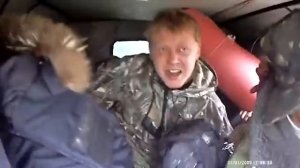 мужики едут на рыбалку по кочкам