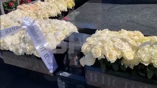 Поклонники Юры Шатунова пришли на Троекуровское кладбище в годовщину смерти певца