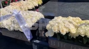 Поклонники Юры Шатунова пришли на Троекуровское кладбище в годовщину смерти певца
