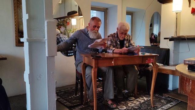 Олег Попов и Владимир Белобров в лицах читают абсурдно-юмористическую пьесу «Возбужденный маньяк»