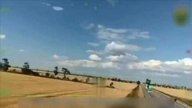 Украинские каналы опубликовали кадры с мастерским уклонением нашего бензовоза от удара БПЛА. смотреть онлайн