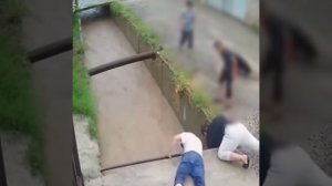 Мужчина вытащил тонущего ребенка из бурной реки в Душанбе.