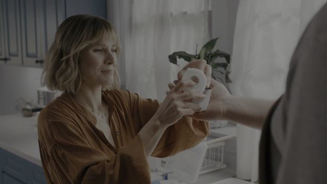 Женщина в доме напротив девушки в окне 6 серия (сериал, 2022)