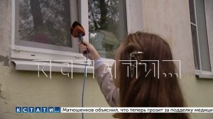 Женщина, годами забивавшая мусором квартиру, с метлой наперевес напала на съёмочную группу