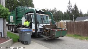 Работа мусоровозов разных моделей. США