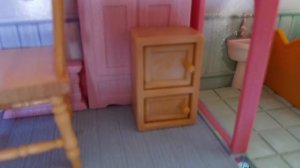 бади. показывает. домики маленькие игрушки