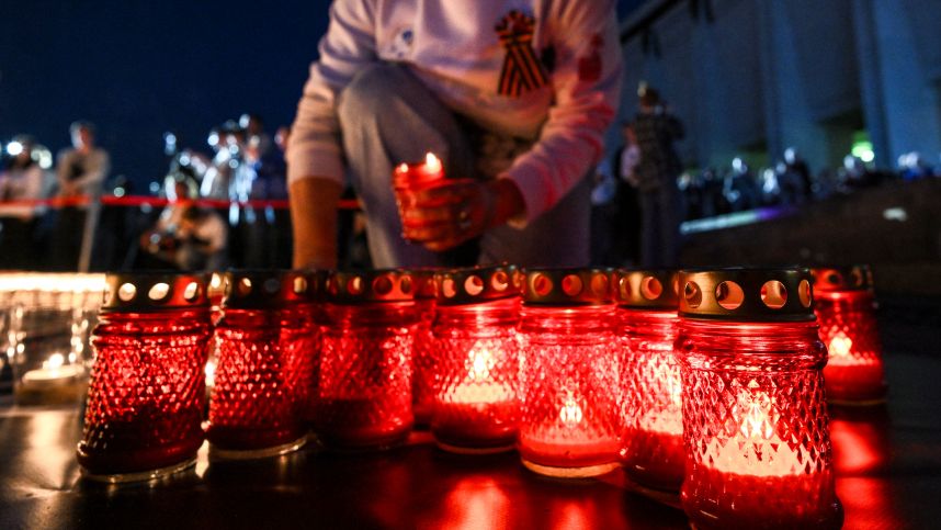 Тысячи красных гвоздик на Пискаревском кладбище: Петербург вспоминает 22 июня 1941 года смотреть онлайн