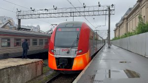 Электропоезд «Ласточка» ЭС2Г-126 на Московском вокзале, июнь 2026 года