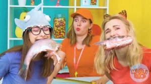 Кто Быстрее Найдет M&M's в Бассейне Skittles - Челлендж