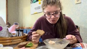 МУКБАНГ ЗАВТРАК С МАМОЙ НА КУХНЕ