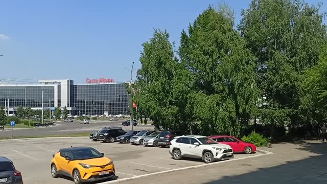НОВОКУЗНЕЦК. У ДОМА БЫТА. СТОИТ ЖАРА .НЕБО ГОЛУБОЕ. ЖИВОЙ ЗВУК