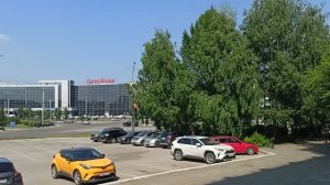 НОВОКУЗНЕЦК. У ДОМА БЫТА. СТОИТ ЖАРА .НЕБО ГОЛУБОЕ. ЖИВОЙ ЗВУК