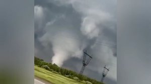 🌪 Настоящий торнадо пронёсся на Урале,разрушая дома