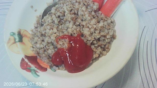 Постное блюдо - гречневая каша с кетчупом и крабовыми палочками (обзор)