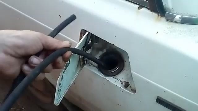 Как слить бензин с любой машины своими руками