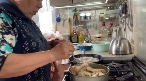 Рыбу нажарила/ Тесто на блины ажурные намесила.
