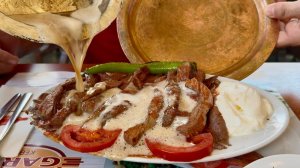 Горячее масло поверх слоев мяса, хлеба, помидоров и йогурта. Особый кебаб Искендер в Бурса Гарадж