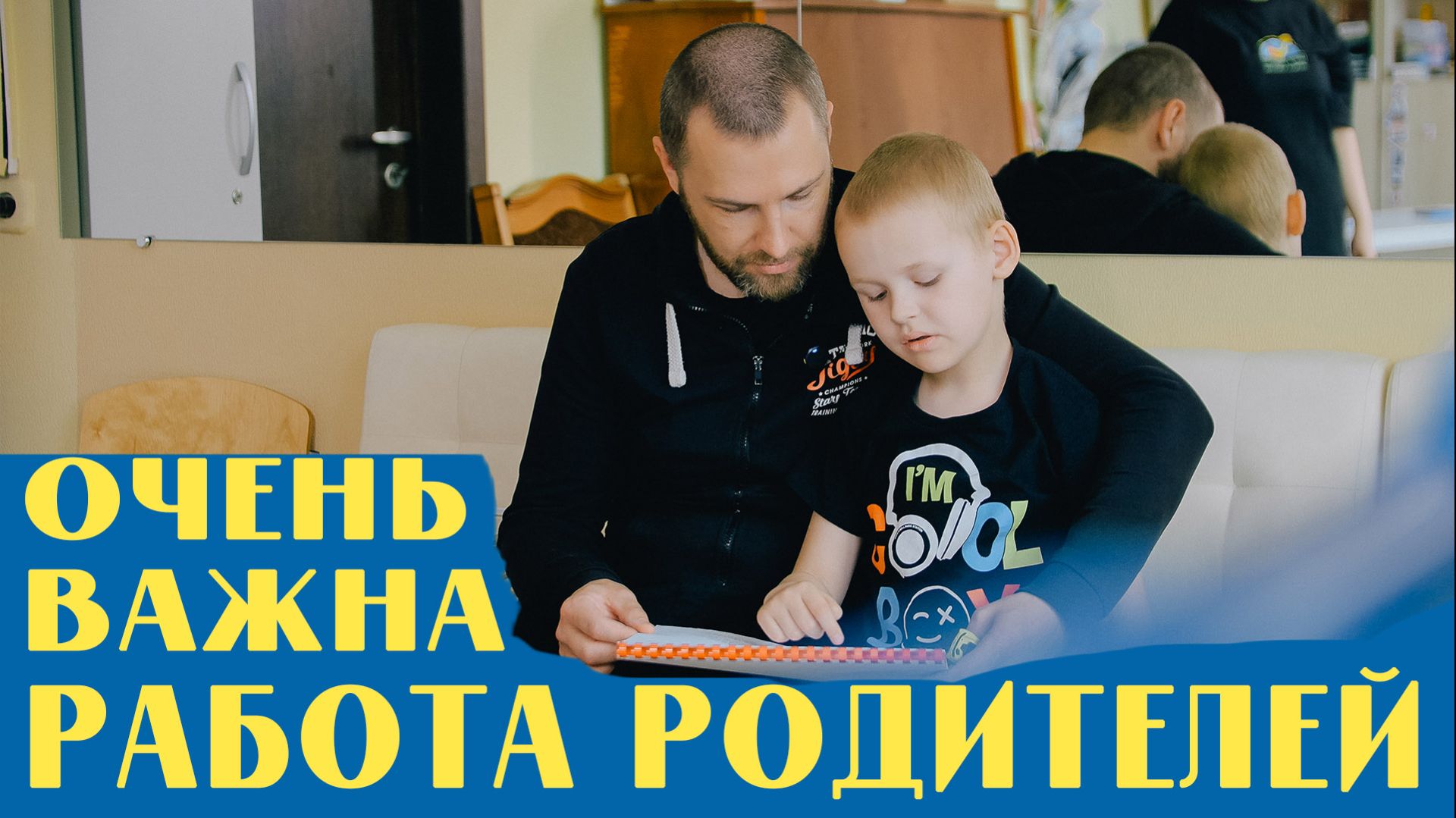 Ребенок научился играть на фортепиано!