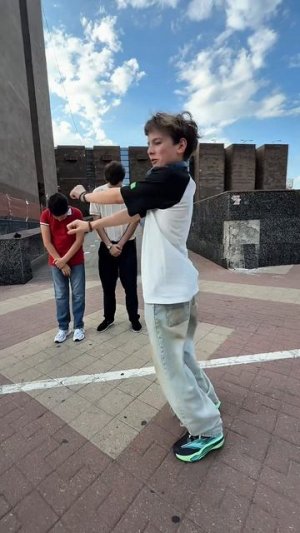Валера, мы с тобой до конца 🤣 Когда один танцует, а остальные делают шоу легендарным🤣 #танцоры