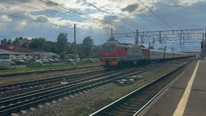 Электровоз ЭП2К-216 с пасс.поездом на ст.Тосно, июнь 2026 года