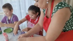 Готовим клубнику в шоколаде. Планы поменялись. Приехали дети и забрали внуков.