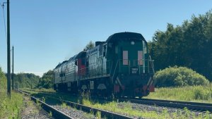Тепловоз 2ТЭ25КМ-0553 с перегоняемым ТЭМ7А-0237 на  бывшей ст.Копорье, июнь 2026 года