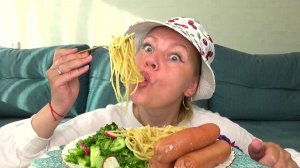 Мукбанг от Янусика! Скучали? Макароны спагетти с сосисками, салат овощной с зеленью. Еда векуснота.