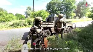 Артиллеристы 810-й отдельной бригады морской пехоты группировки «Север» оказывают гуманитарную помощ